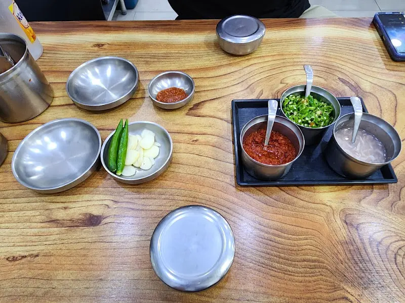 테이블에 놓인 양념