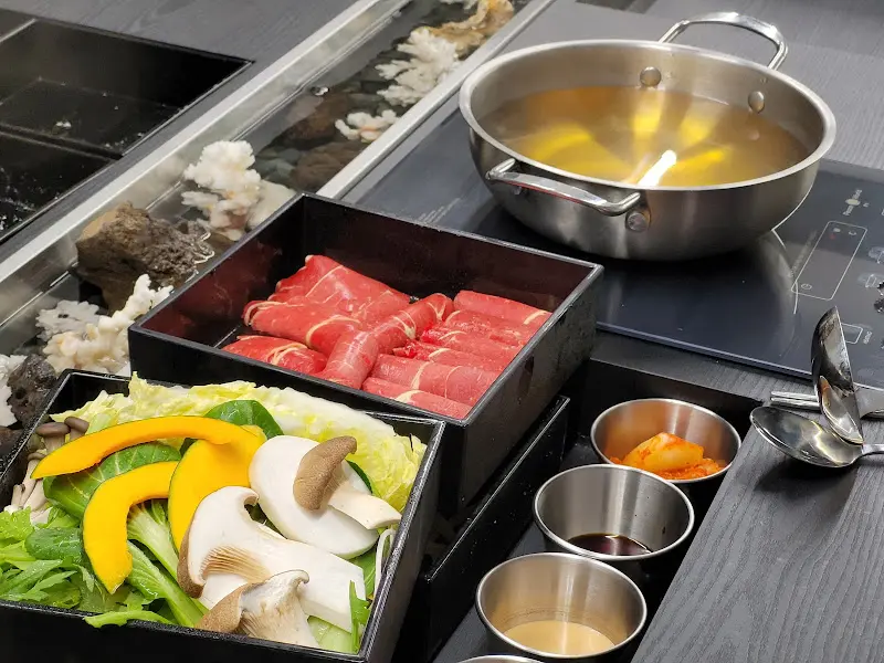 신선한 채소와 소고기가 담긴 샤브샤브 재료