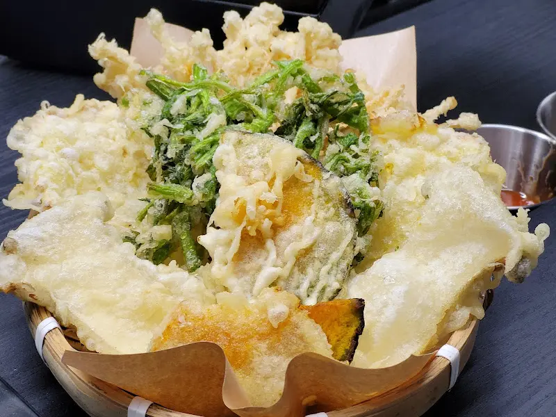 다양한 튀김이 담긴 바구니