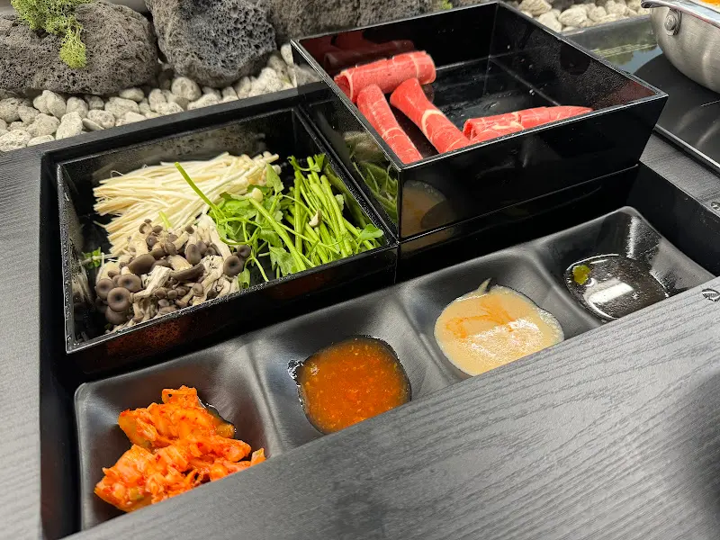 샤브샤브 재료와 소스