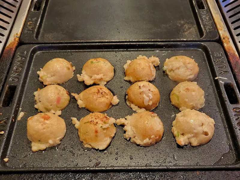 노릇노릇하게 익어가는 타코야끼