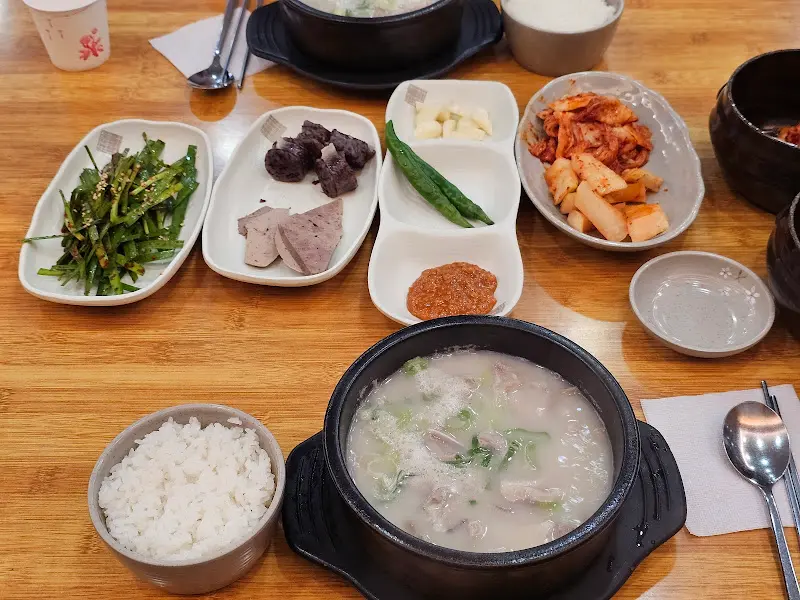 정갈하게 차려진 순대국 한 상