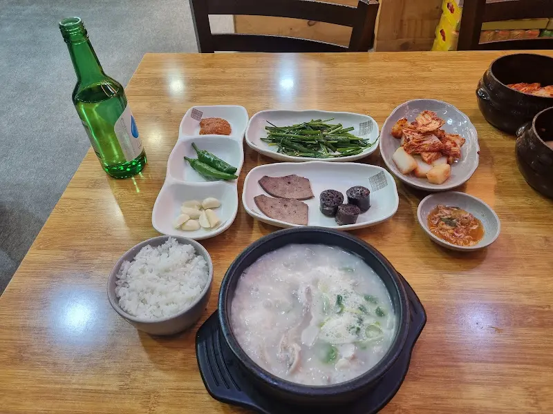 테이블 위에 놓인 순대국 한 상