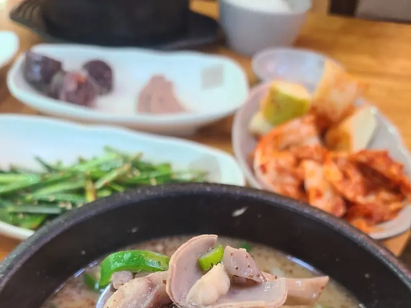 순대국과 함께 제공되는 싱싱한 채소