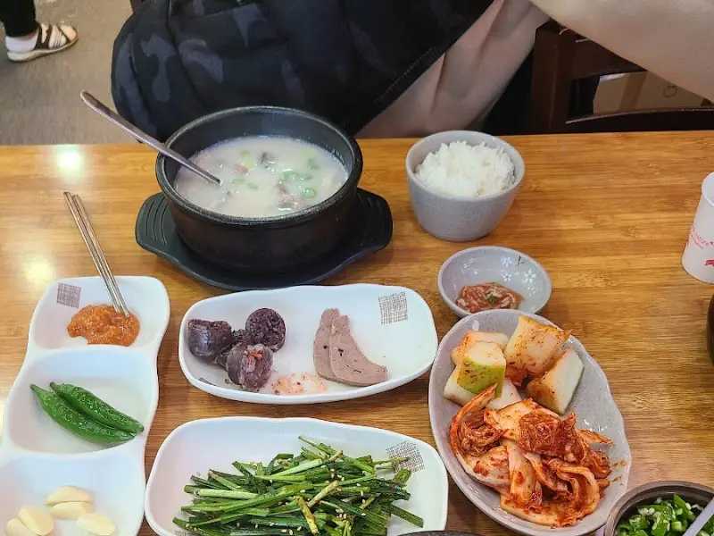 정갈하게 차려진 순대국 한 상