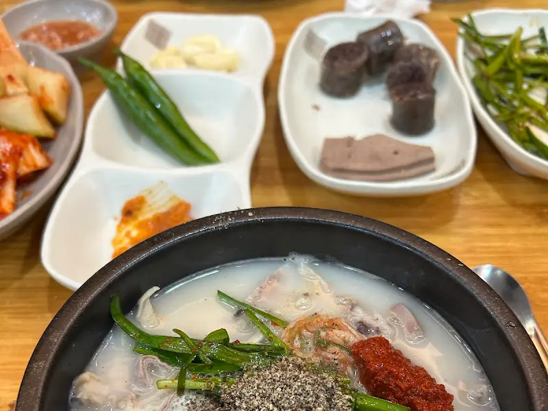 다진 양념이 올려진 순대국
