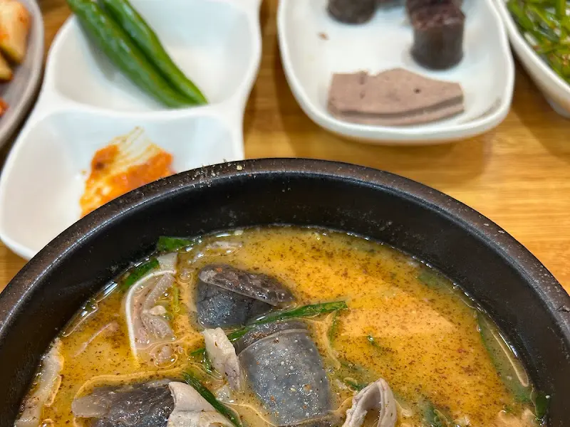 얼큰한 국물의 순대국
