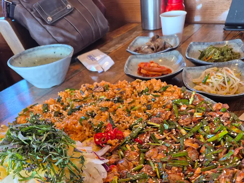 정갈하게 담겨 나온 밑반찬과 꼬막 비빔밥