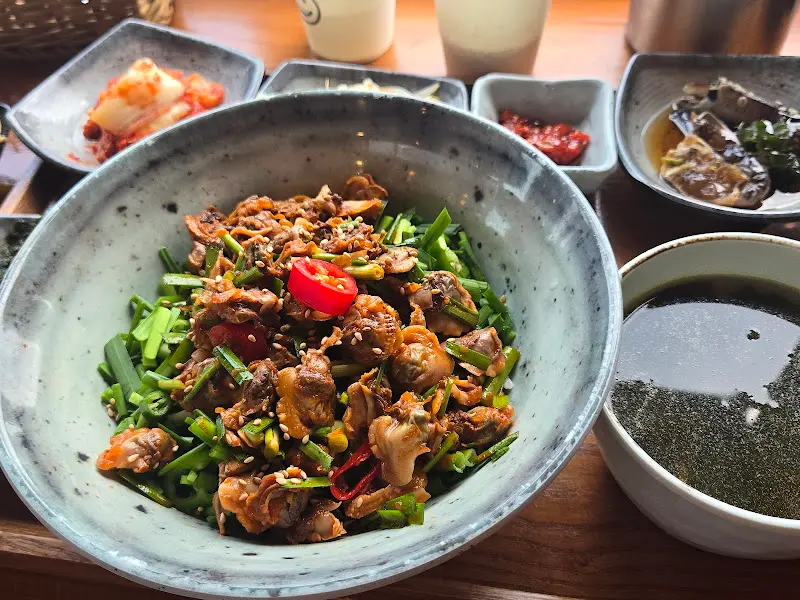 싱싱한 꼬막과 채소가 가득 담긴 꼬막 비빔밥