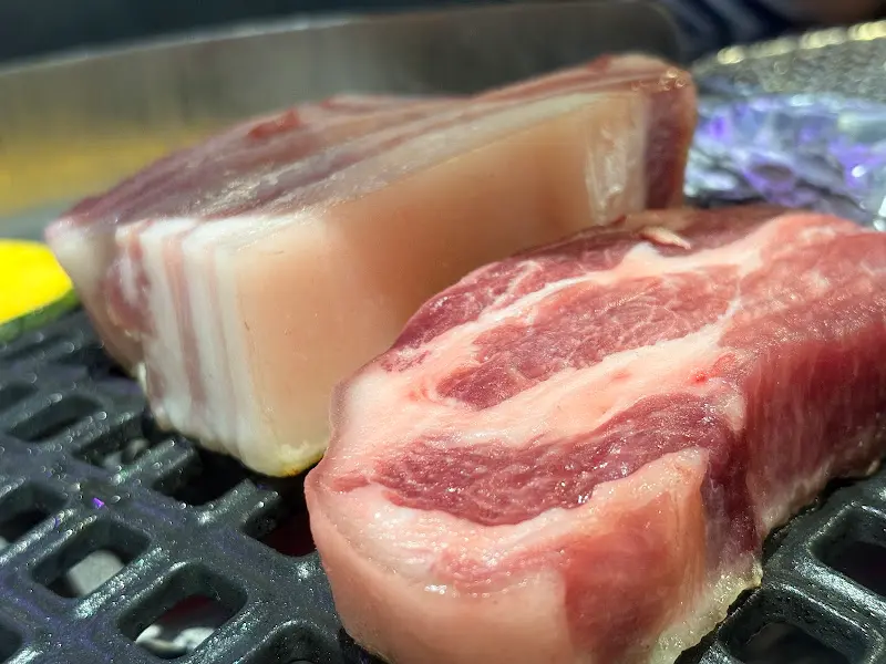 불판 위에 올려진 두툼한 숙성 삼겹살