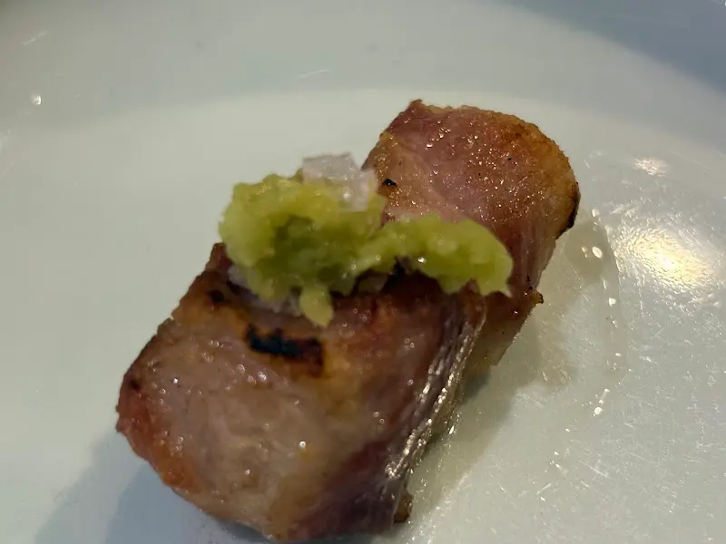 잘 구워진 삼겹살 위에 와사비를 살짝 올려 한 입 먹기 직전의 모습