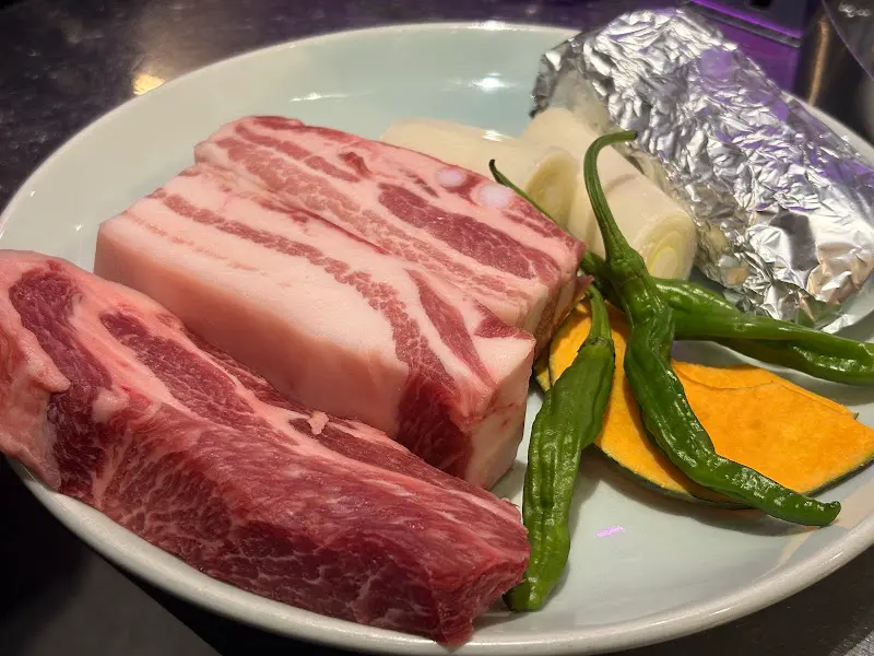 숙성 삼겹살과 꽈리고추, 호박이 담겨져 나온 모습