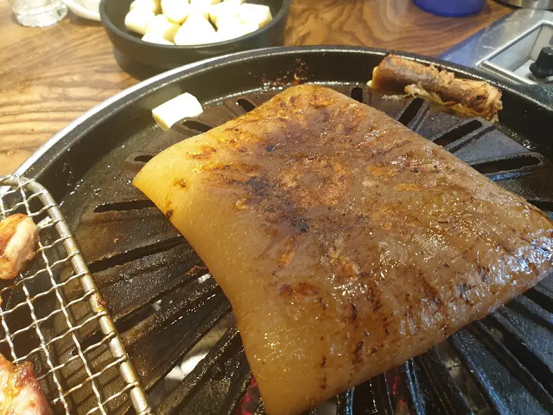 불판 위에 올려진 껍데기