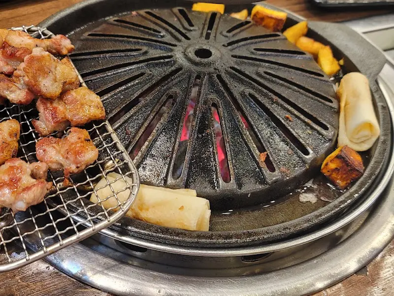 불판 가운데 보이는 불꽃