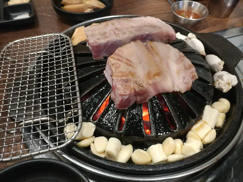 불판에 구워지는 두툼한 삼겹살