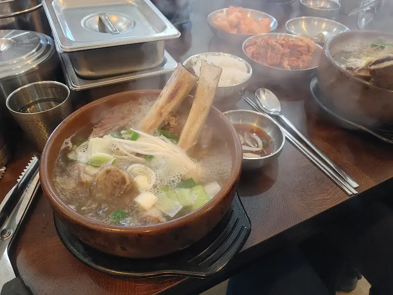 푸짐한 갈비탕 한 상 차림