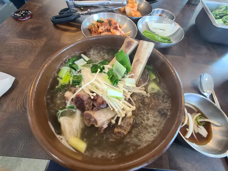 푸짐한 갈비탕 한그릇