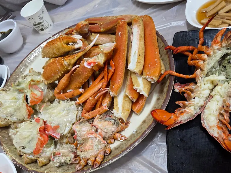 킹크랩과 랍스터 한 상 차림