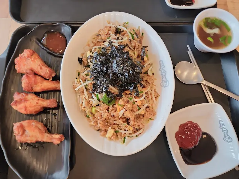 볶음밥과 닭 날개 튀김