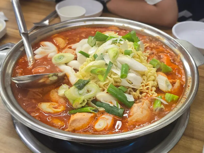 닭볶음탕에 라면 사리가 추가된 모습