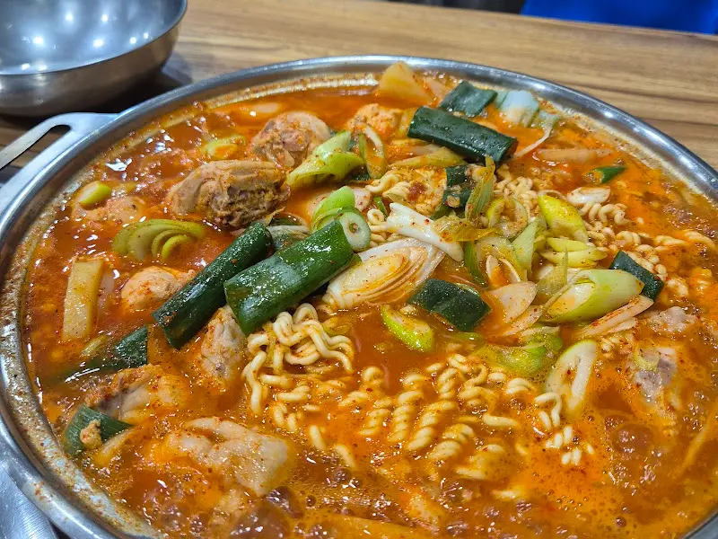 닭볶음탕에 라면 사리가 추가된 모습