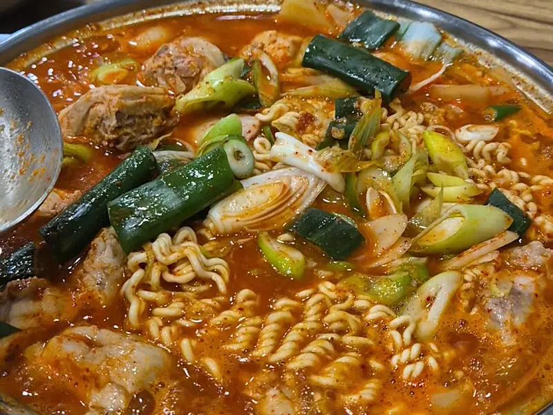 닭볶음탕에 라면 사리와 파가 올려진 모습
