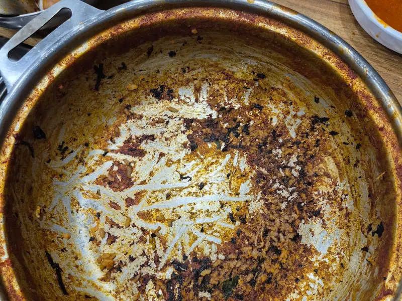 테이블에 놓인 닭볶음탕