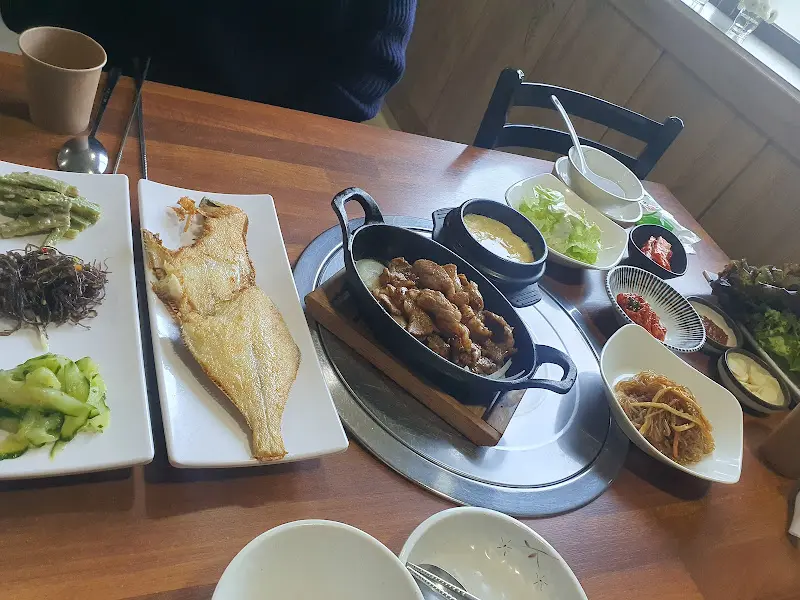 한 상 가득 차려진 솥밥 정식