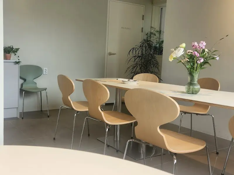 테이블과 의자가 놓인 한적한 실내