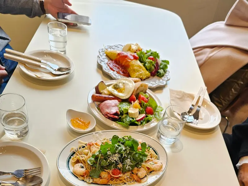 테이블 위에 놓인 음식들