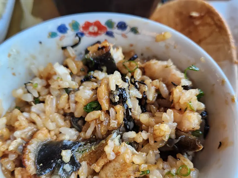 히츠마부시를 밥과 함께 비벼 먹는 모습