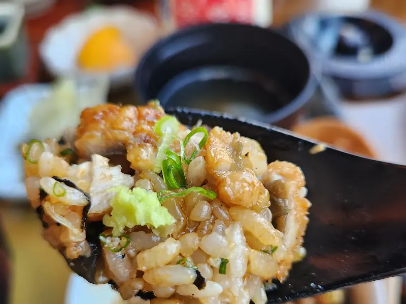 히츠마부시를 숟가락에 올려 먹는 모습