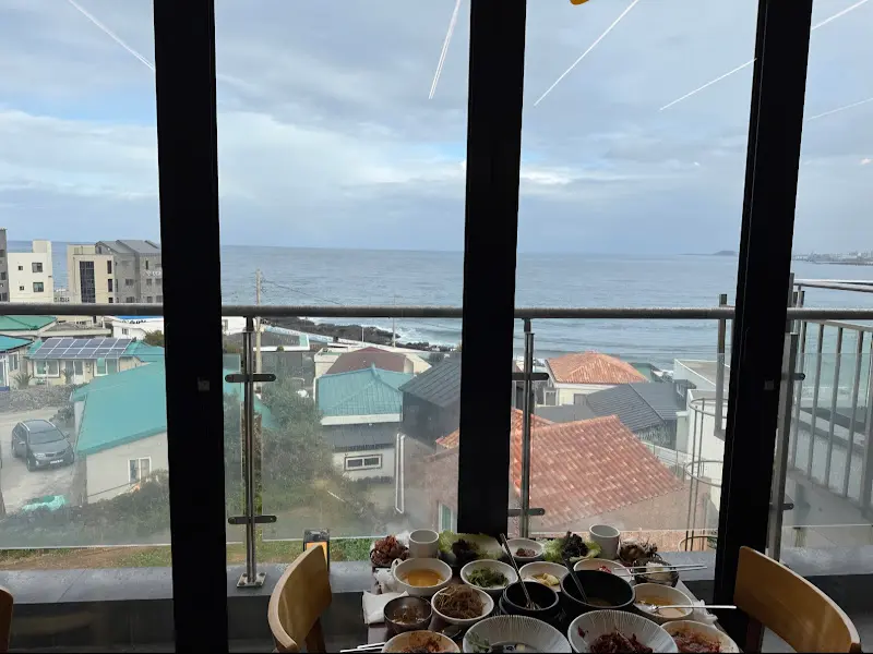 탁 트인 오션뷰를 자랑하는 제주광해의 창가 좌석