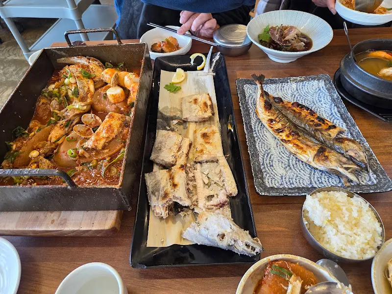 윤기가 흐르는 갈치구이와 조림