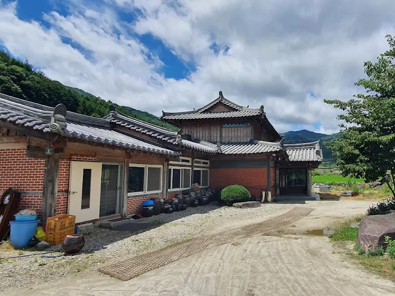 옥계촌의 아름다운 한옥 외관