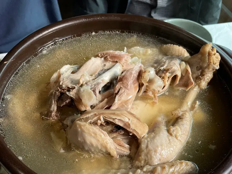 뽀얀 국물의 닭백숙