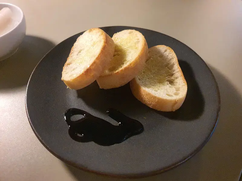 따뜻한 식전빵과 발사믹 소스