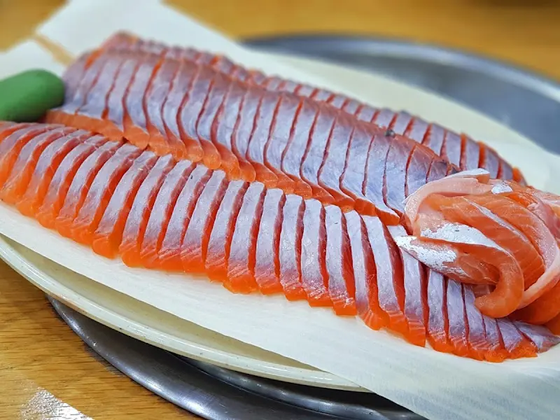 촘촘하게 칼집이 들어간 송어회