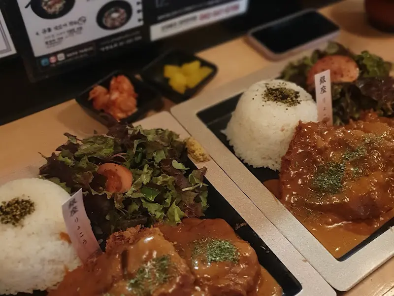 깔끔하게 차려진 돈까스 정식