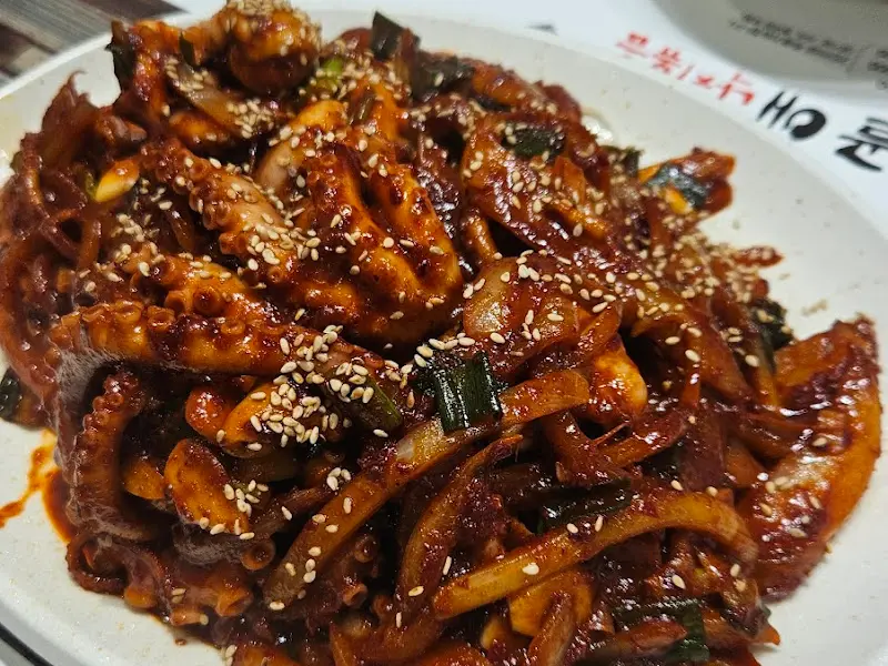 윤기가 좌르르 흐르는 낙지볶음