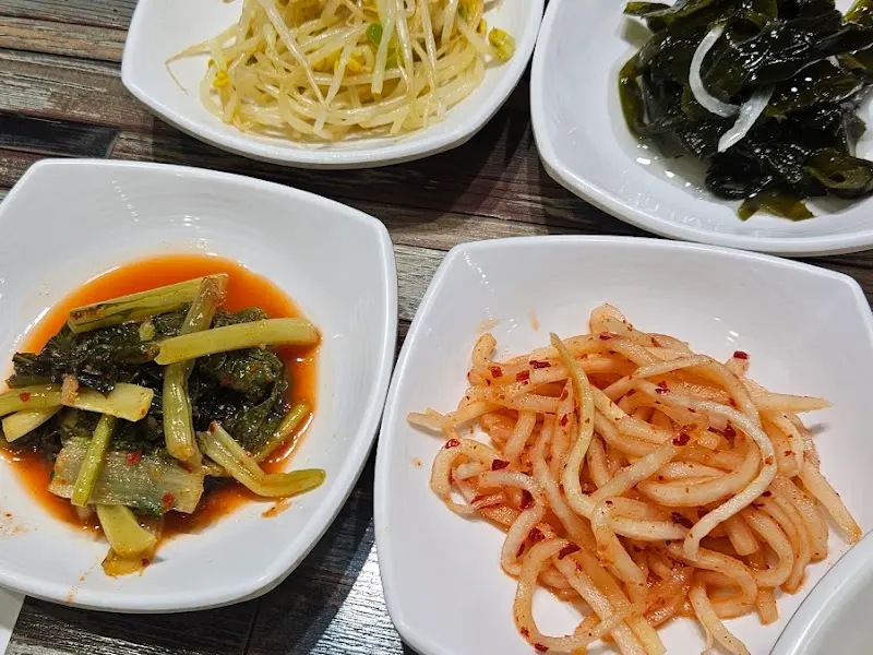 정갈하게 담겨 나온 밑반찬들