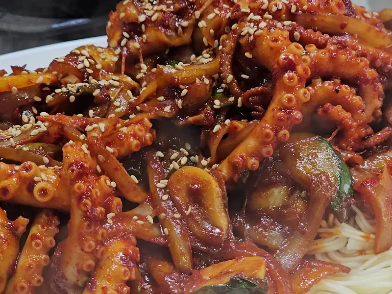 매콤한 양념에 버무려진 낙지볶음