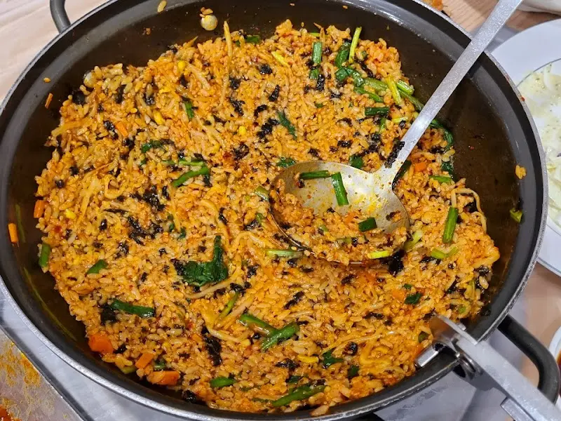 볶음밥의 먹음직스러운 모습