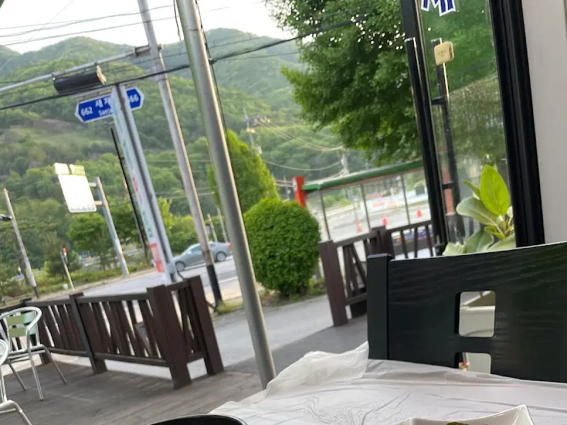 식당 창밖으로 보이는 풍경
