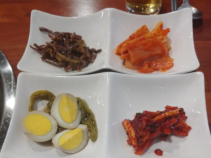 정갈한 밑반찬 구성