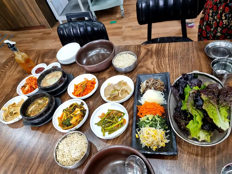 정갈하게 차려진 보리비빔밥 한 상