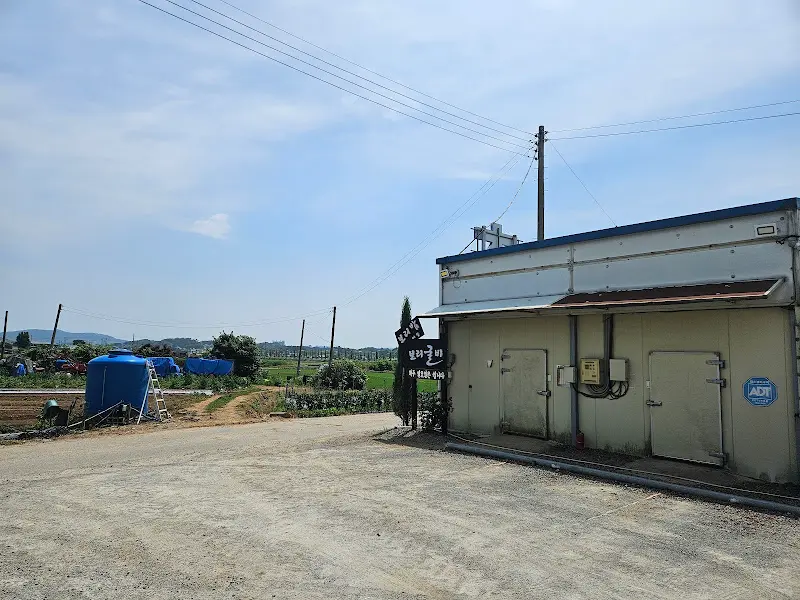 넓은 주차장과 식당 건물