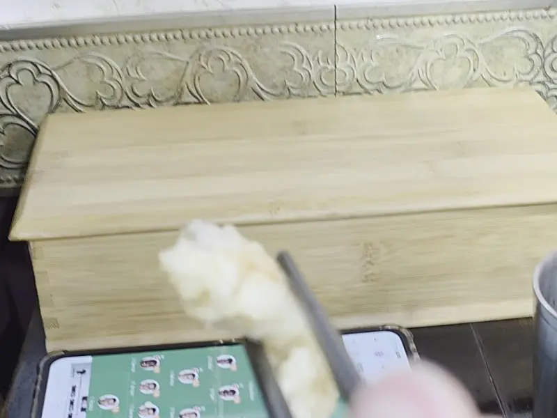 젓가락으로 탕수육을 집는 모습