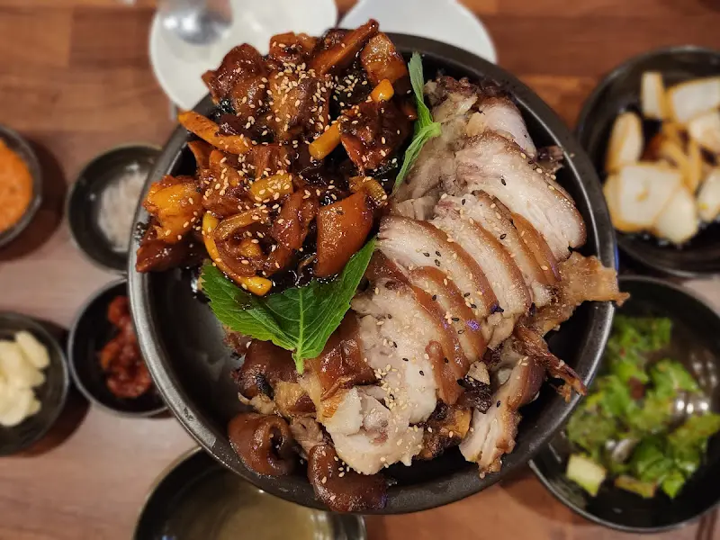 다양한 곁들임 메뉴와 함께 즐기는 족발