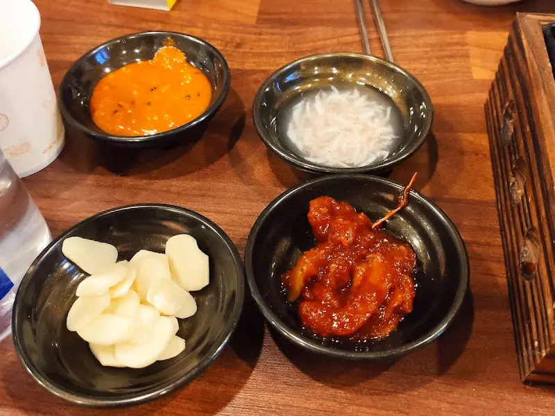 족발과 함께 제공되는 다양한 소스